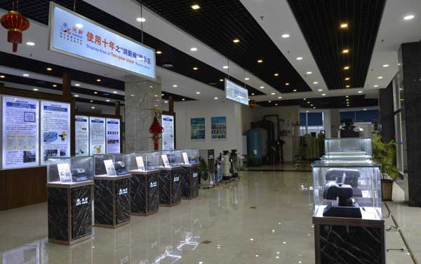 鴻鈦17年以來(lái)，只專注玻璃珠寶展柜生產(chǎn)