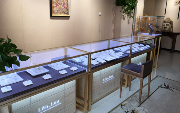 通過產(chǎn)品、質(zhì)量、服務打造珠寶展柜品牌