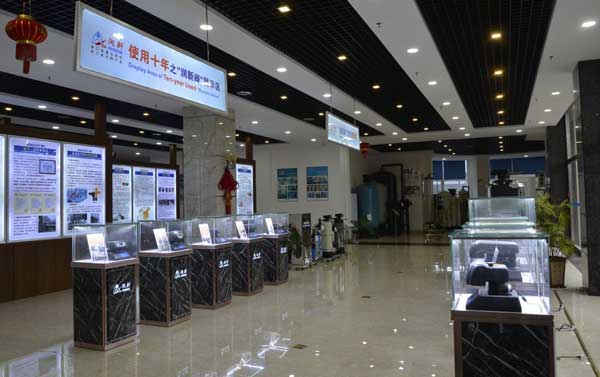 鴻汰玻璃展示柜產(chǎn)品有著哪些優(yōu)勢